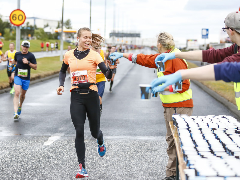 Hlauparar við Powerade drykkjarstöð