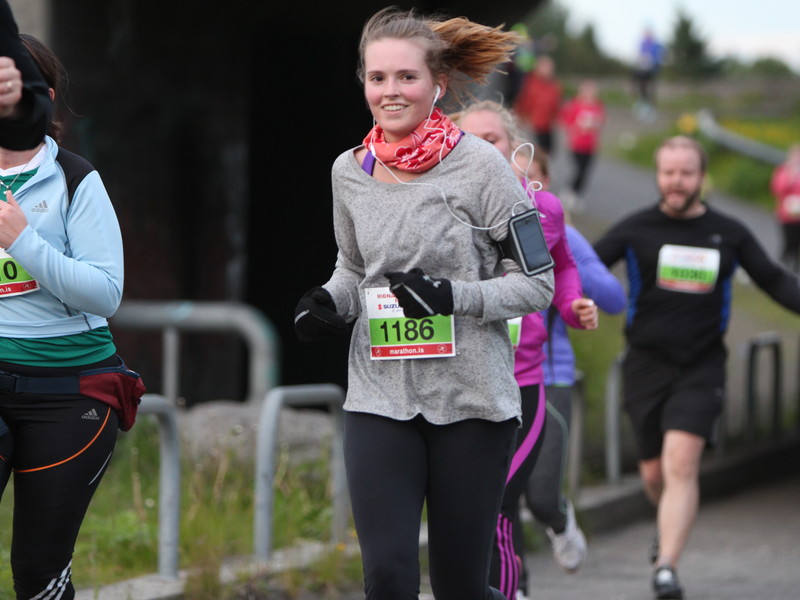 Happy runner in the 10 km race in the Suzuki Midnight Sun Run